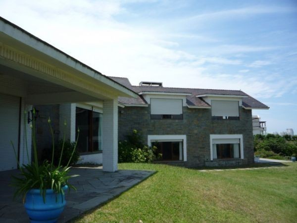 Importante casa en venta frente al mar, vistas increíbles a toda la Bahia.